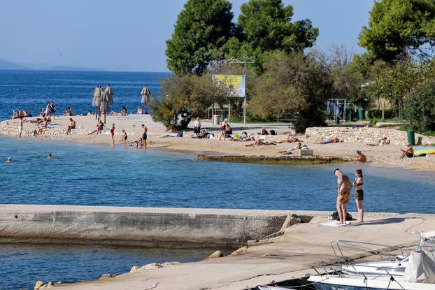 Zadar:  Bliži se kraj listopada, a građani Zadra i njihovi gosti se i dalje kupaju