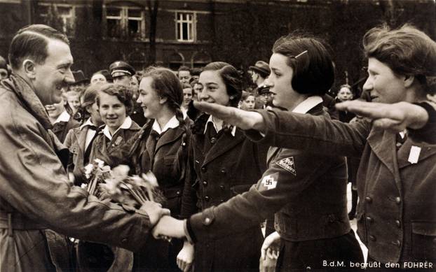 Hitler mit BDM / Foto.