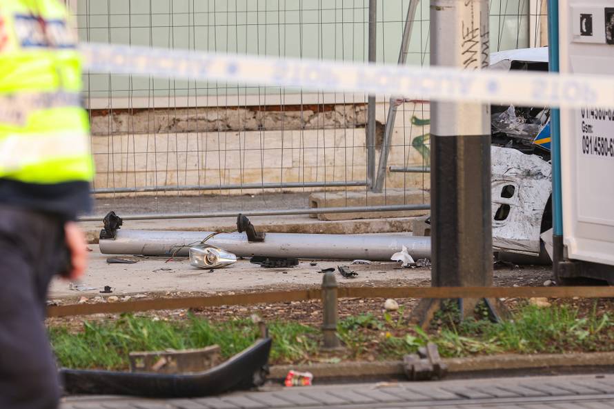 Zagreb: Na križanju Ilice i Ulice Ivana Cankara sudarili su se osobno i policijsko vozilo