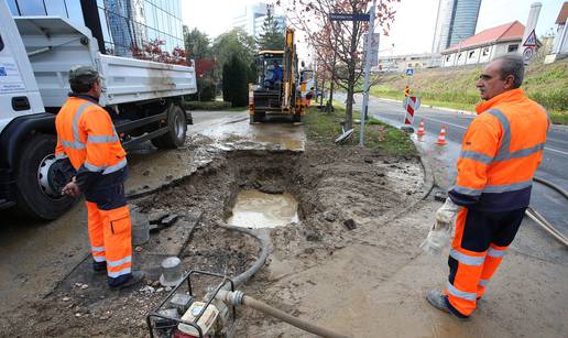 Poplava u Zagrebu: Pukla cijev, ulice plivale, poplavile i garaže