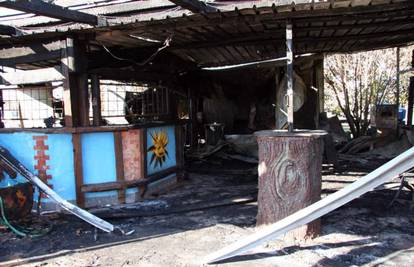Maloljetnici palili vatru i zapalili drveni štand u Viru