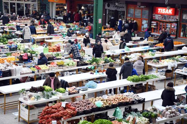 Bogata ponuda na gradskoj tržnici u Sisku