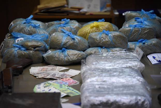 Pula: Nedozvoljeno trgovali s više od osam tona duhana, policija našla i oružje i 6 kilograma marihuane