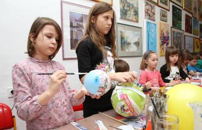 Izradite zečića od plastičnih čaša ili proljetne lončanice