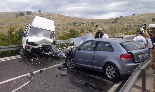 Prešla na suprotnu stranu i udarila u austrijski kombi