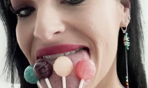 FOTO Ova odvjetnica ima najširi jezik, liže 4 lizalice. Odjednom!