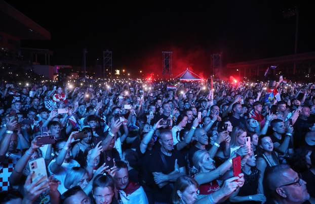 Dugopolje: Thompson održao koncert na prepunom stadionu Hrvatskih vitezova