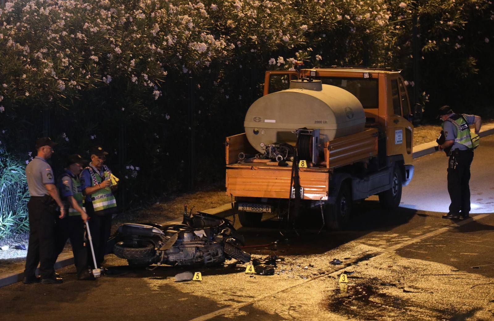 Split: Motociklist naletio na cisternu, preminuo je u splitskoj bolnici