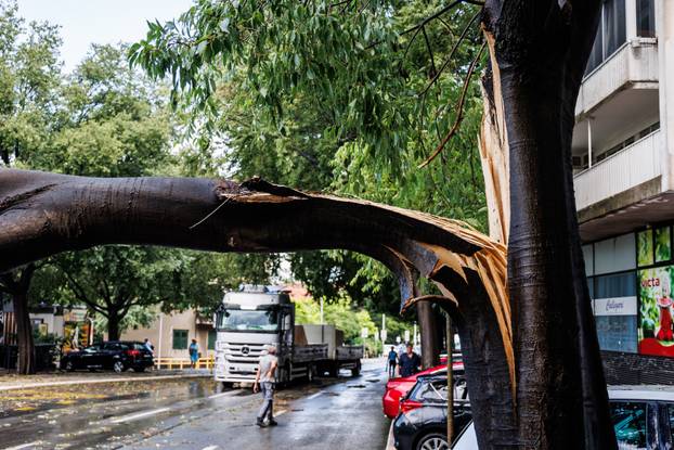 Nevrijeme poharalo Split, vatrogasci imaju pune ruke posla