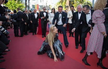 Slala puse pa 'poljubila pod': Nemcova se 'rasula' u Cannesu