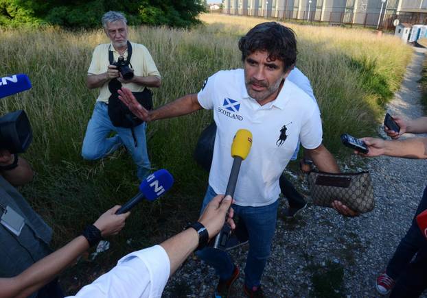 FOTO Suze, poljupci i - očaj na licu. Ovako su političari ulazili i odlazili iz zatvora u Remetincu