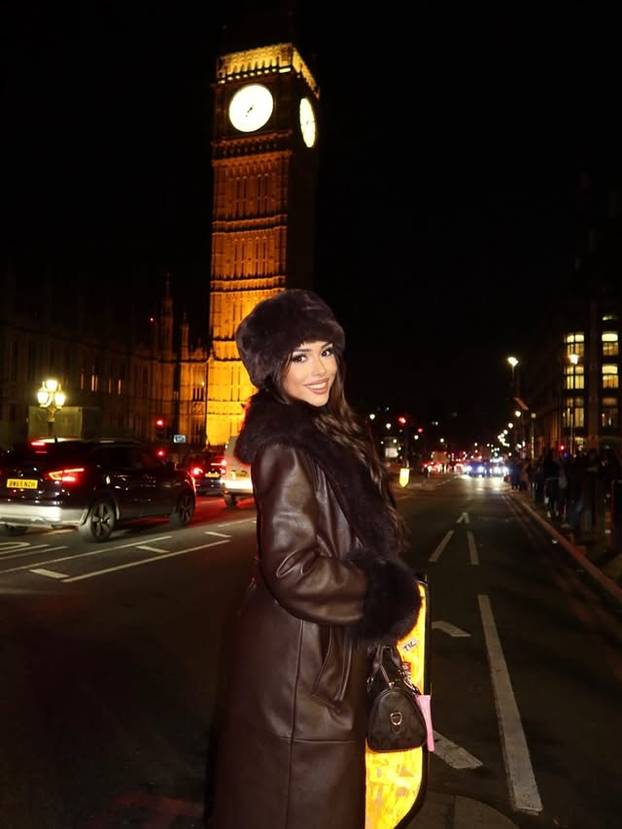 FOTO Tko je ova tajanstvena ljepotica? Društvene mreže gore zbog fotki u oskudnom bikiniju