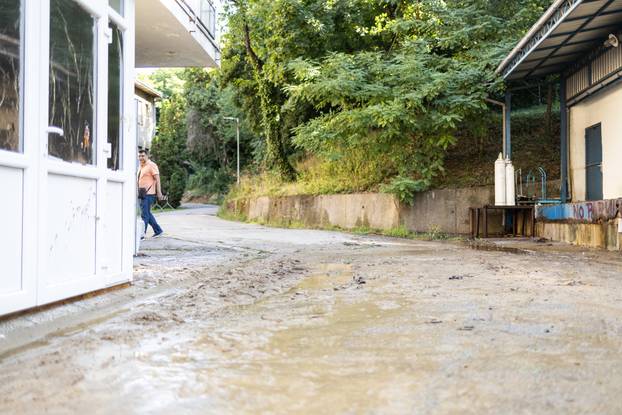 
Zagreb: Pukla cijev, voda prodrla u bolnički podrum u Rockefellerovoj