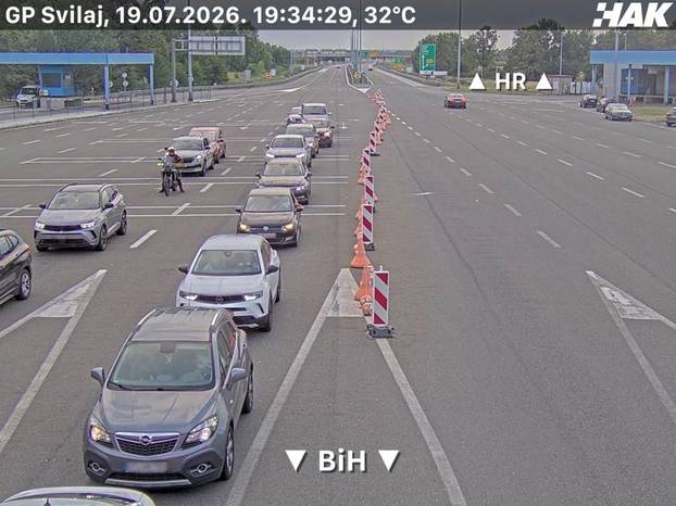 FOTO Ogromne gužve na cestama. Vozi se u kolonama