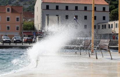 Stigla kiša i nevrijeme: Olujno jugo rušilo je sve pred sobom