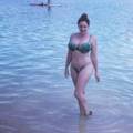 Bez Photoshopa: Kelly pozirala u bikiniju, pa su je izvrijeđali