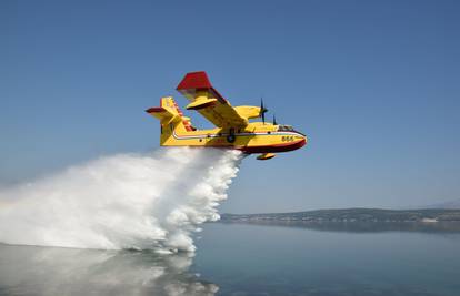 Požari oko Šibenika: Poletio kanader, čeka se air tractor