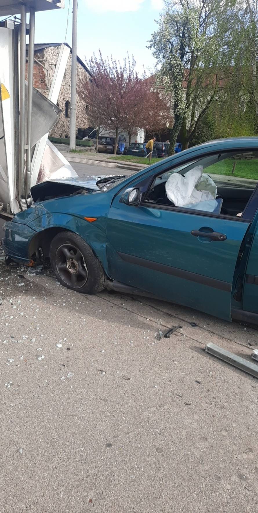 Autom se zabio u stanicu: 'Sreća da nitko nije stradao! Oštetio je tramvaj, razbio staklo, ogradu'