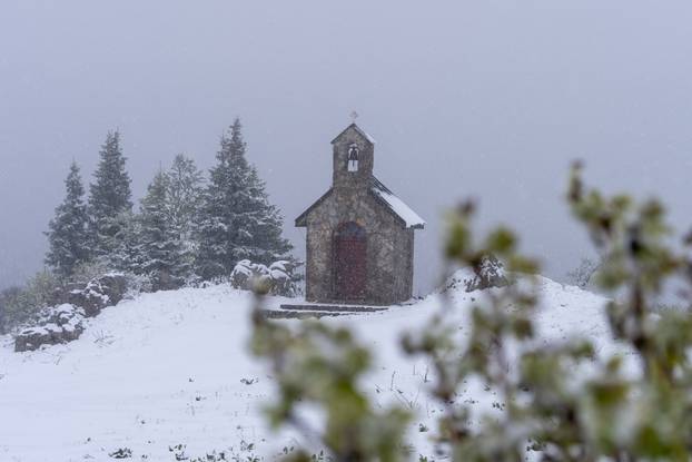 Zavižan: Snijeg pao u Nacionalnom parku Sjeverni Velebit