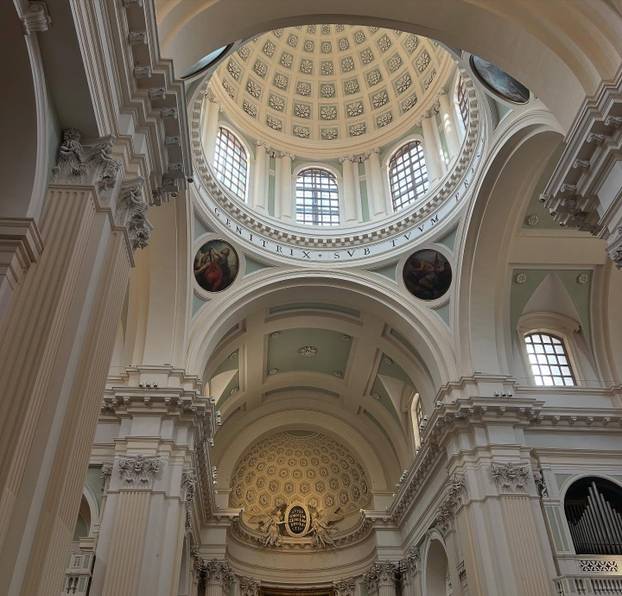 FOTO Zgodna stjuardesa hitno traži muža: Sama sam već 3 godine, želim da bude stariji...