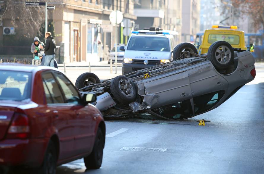 Naletio je na ogradu, okretao se u zraku i završio na krovu
