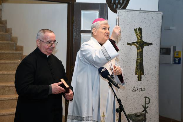 Sisak: Sisački biskup Vlado Kosić blagoslovio je župnu kuću, danas čuvaonicu župe sv. Marije Magdalene u Selima