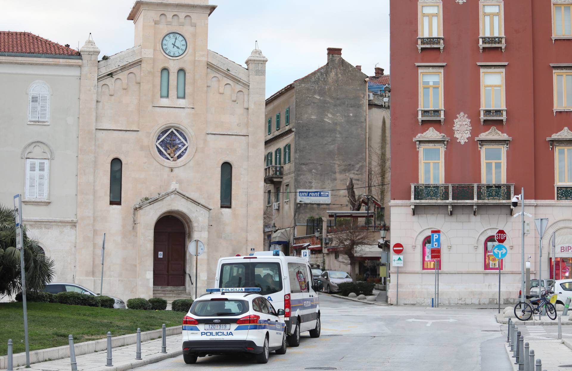 Split: Lampioni i cvijeće na trgu na Šperunu kao podsjetnik na trostruko ubojstvo