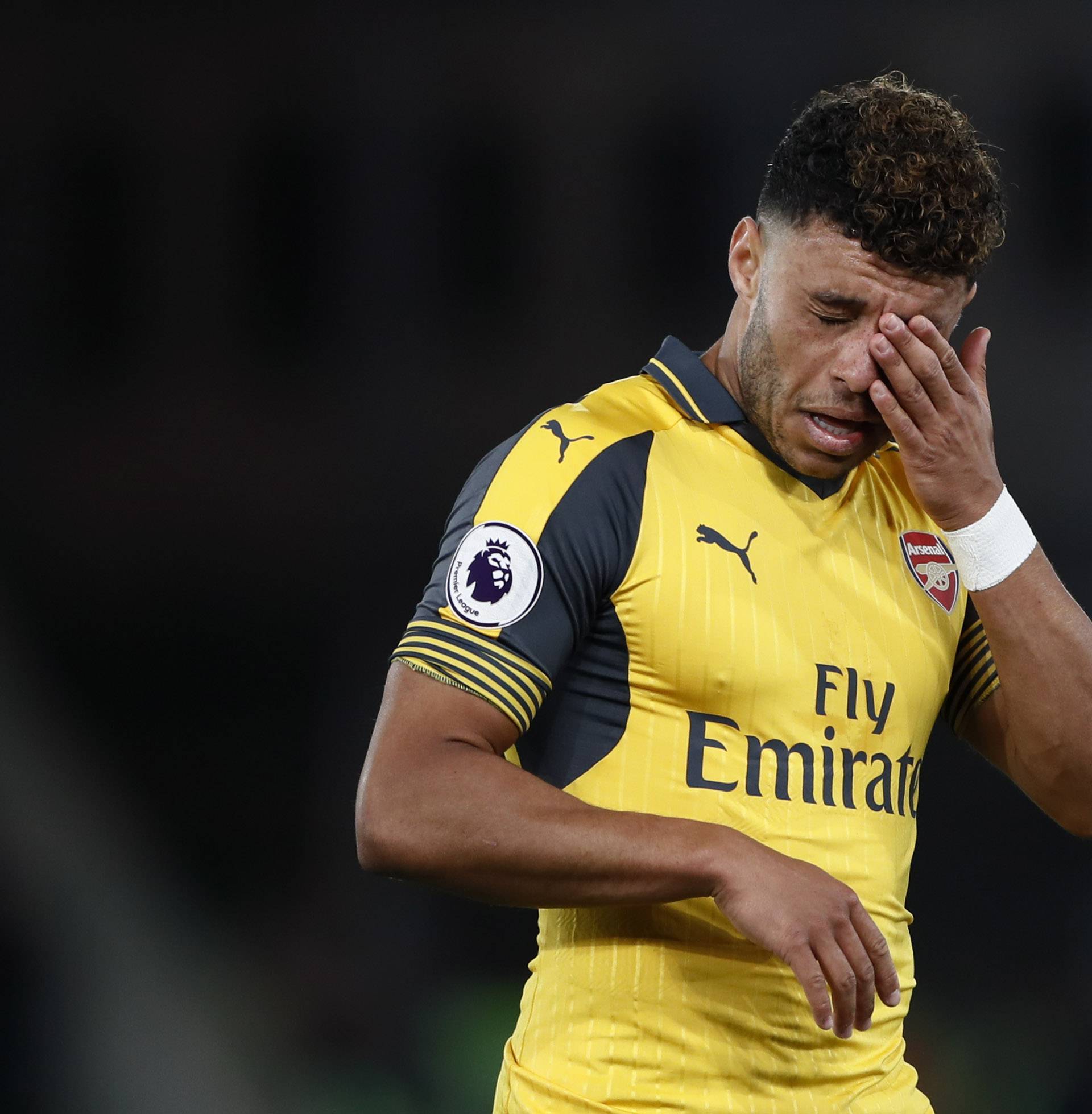 Arsenal's Alex Oxlade-Chamberlain looks dejected