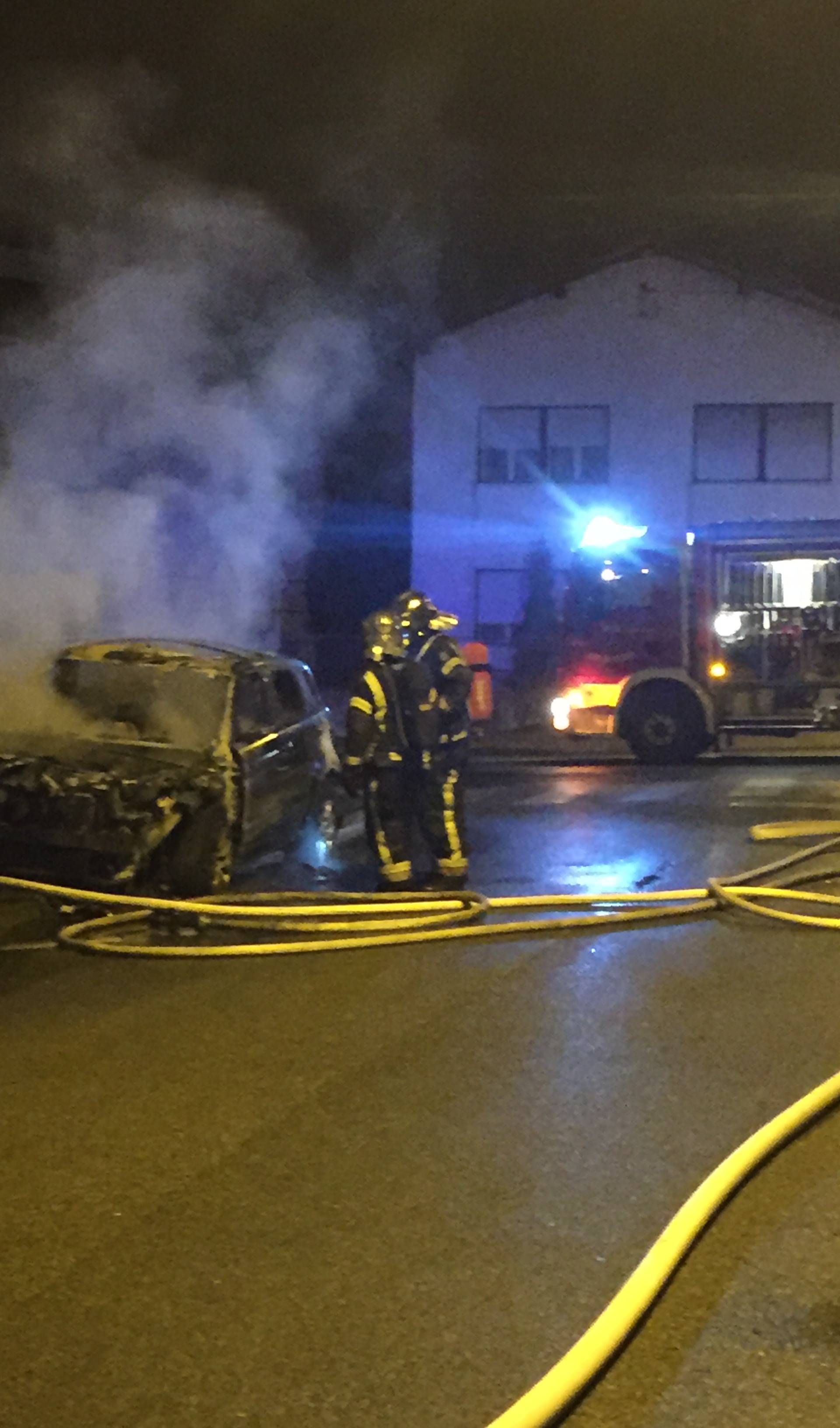 Zagreb: Gorio auto na Šalati, požar su ugasili vatrogasci