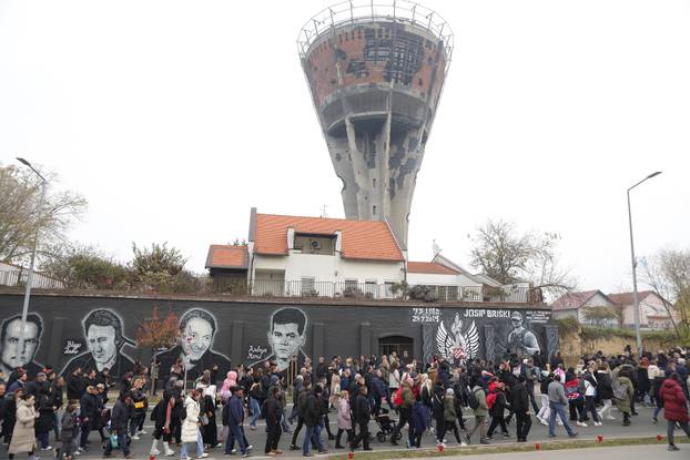 Vukovar: Kolona sjećanja prolazi pored Vodotornja