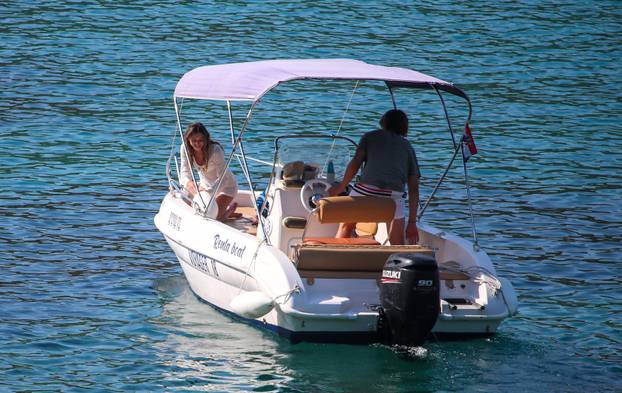 Vela Luka: Turisti uživaju uvali Pičena