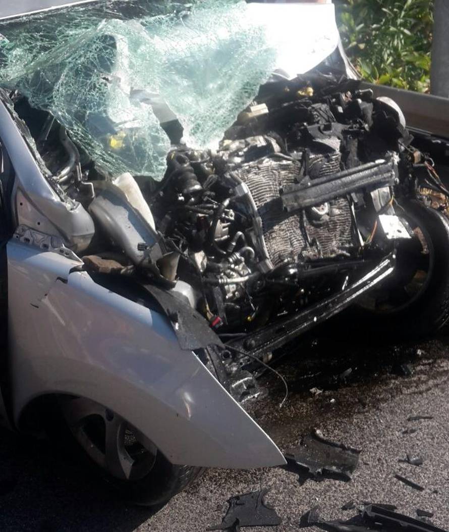 'Bilo je stravično': Autom se zabio u bus, poginulo troje ljudi