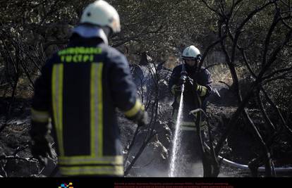 Požar trave i borove šume kraj Muća, pomaže i helikopter 
