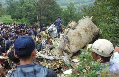 Poginulo 19 ljudi: Turistički je avion udario u krov i raspao se 