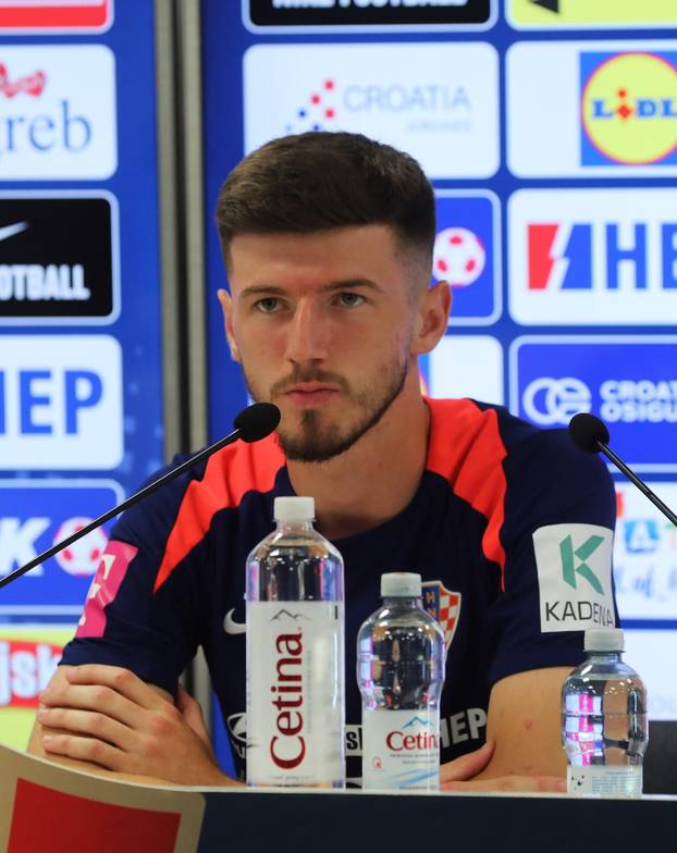 Rijeka: Nogometaši Petar Sučić i Kristijan Jakić na press konferenciji