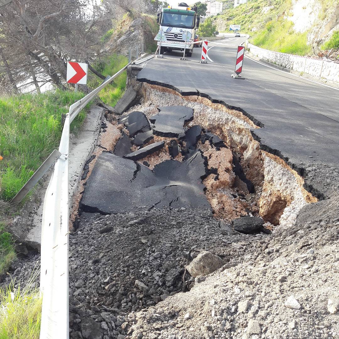 Između Makarske i Podgore se urušila cesta: Promet zatvoren