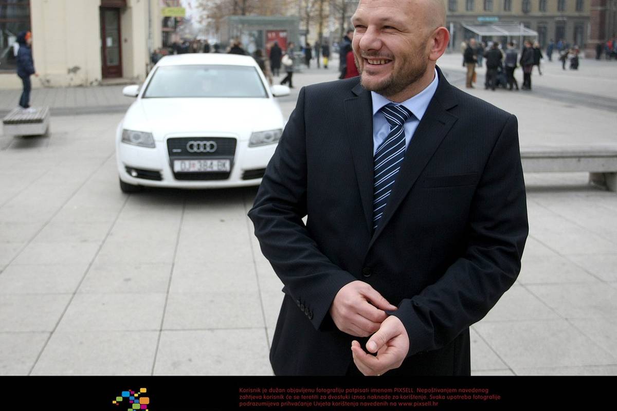 Drmić dovezao Audi na Trg: Nisam švercer ni kriminalac