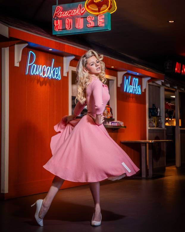 FOTO Mlada ljepotica obožava vintage stil - u retro krpicama donosi seksepil iz 1950-ih