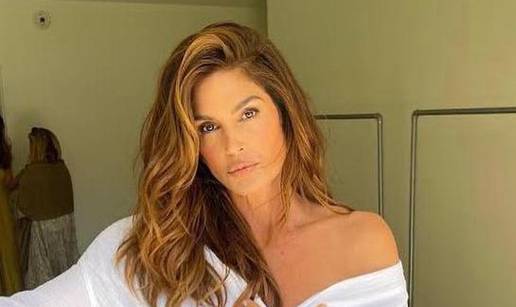 Cindy Crawford objavila fotku staru 20 godina: Pozirala mokra i u bikiniju, a fanovi 'poludjeli'