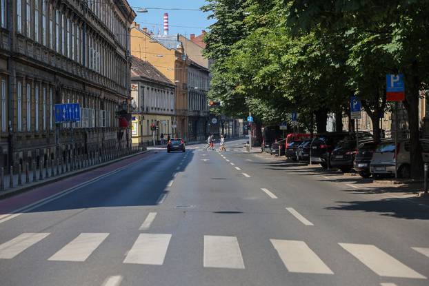Zagreb: Centar grada tijekom blagdana, građani uživaju u hladu Zrinjevca