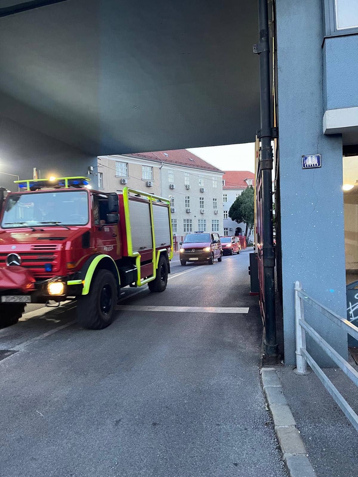 VIDEO Drama kod Solina: Vatra prijeti kućama, vatrogasci iz Zagreba krenuli u Dalmaciju