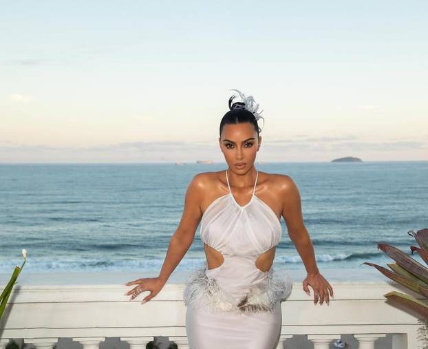 Kim Kardashian u prozirnoj haljini pokazala sve svoje adute