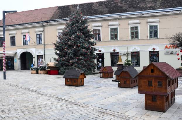 Sisak: Maketa posavskog sela ukrašava prostor kod božićnog drveta