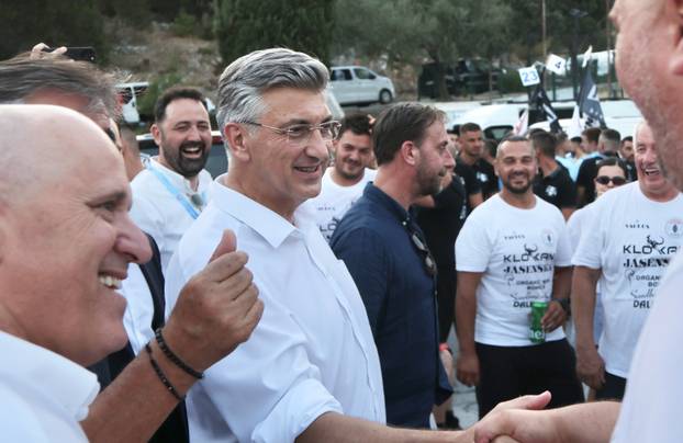 Ploče: Premijer Plenković se s pobjedničkim ekipama nakon završetka 29. Maratona lađa
