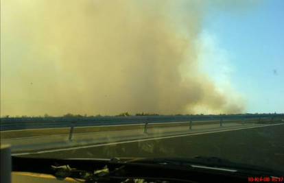 Ugasili požar koji je izbio uz autocestu Zagreb-Split