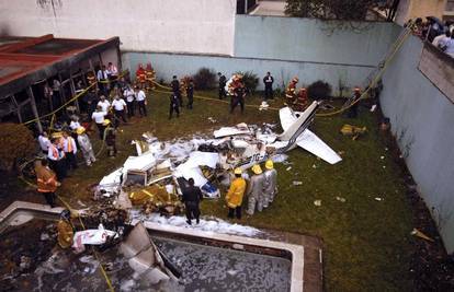 Avion se srušio u dvorište kuće i izgorio s putnicima