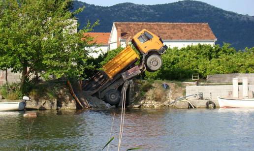 Opuzen: Most se urušio pod kamionom punim kamena