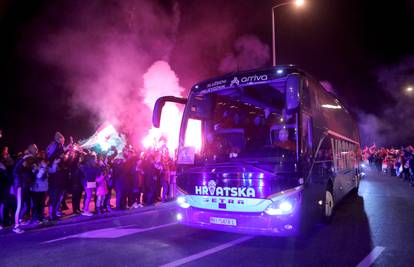 Nestvarne scene iz Buzina: Pogledajte kako su navijači dočekali bus s vatrenima