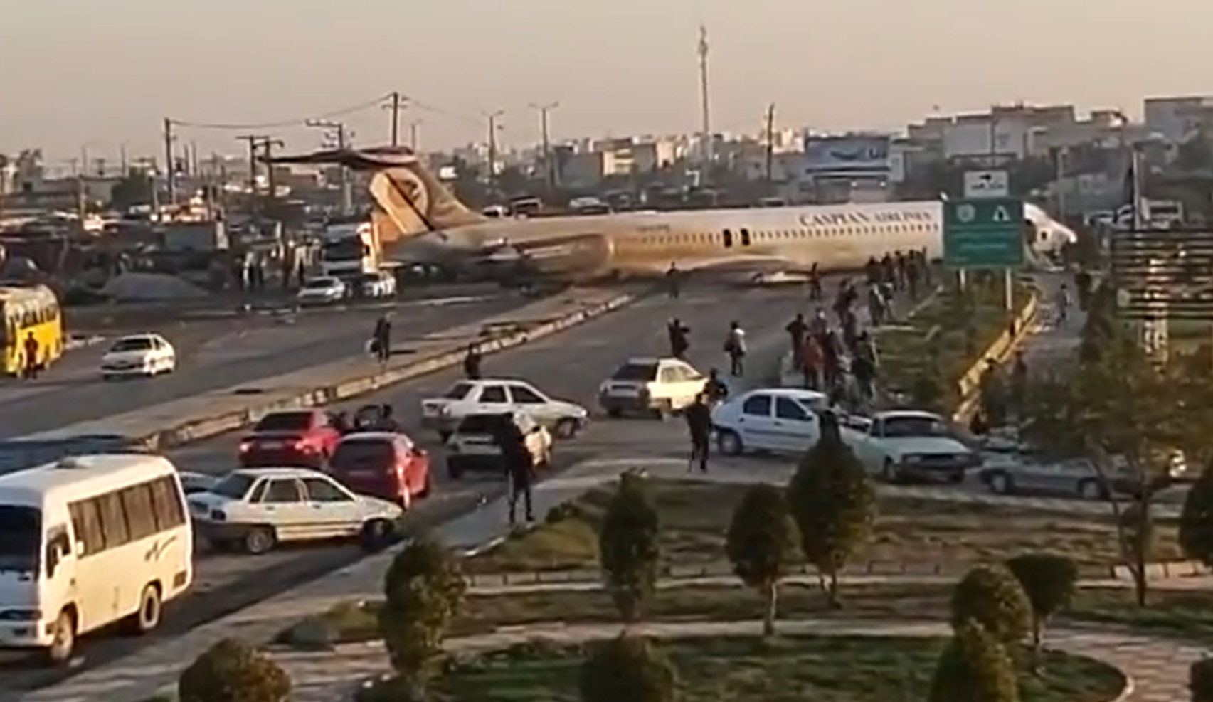 Iranski putnički avion promašio je pistu pa  završio na autoputu