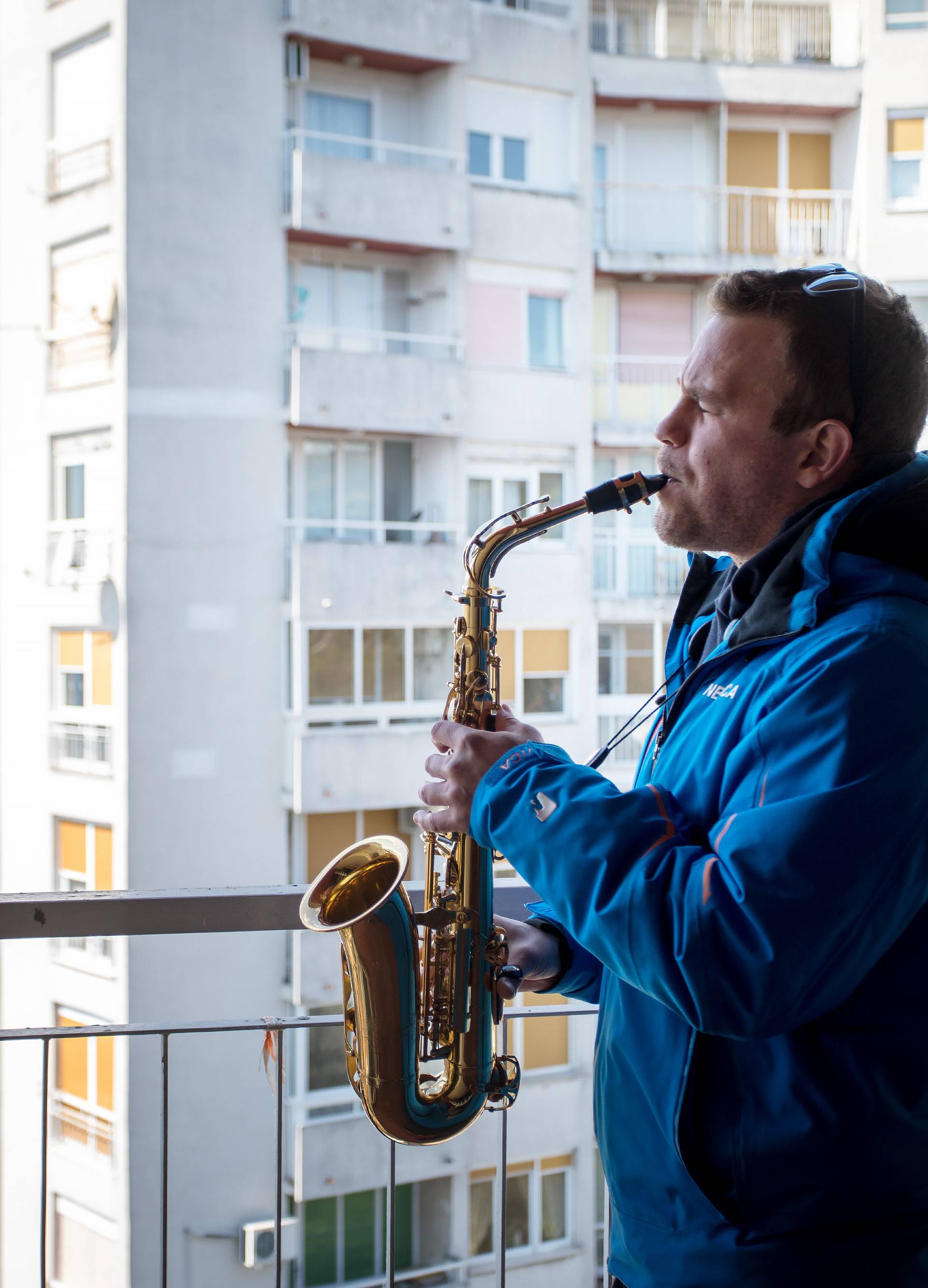 Saksofonom protiv karantene: Susjedima uljepšavam vrijeme